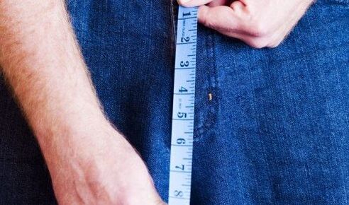 Der Mensch misst die Länge des Penis