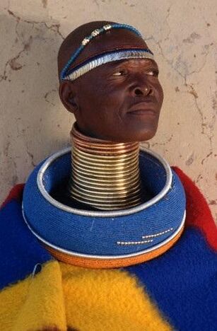 Ringe, um den Hals eines Mannes eines afrikanischen Stammes zu strecken.
