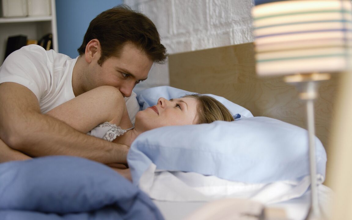 Frau im Bett mit einem Mann mit Penisvergrößerung